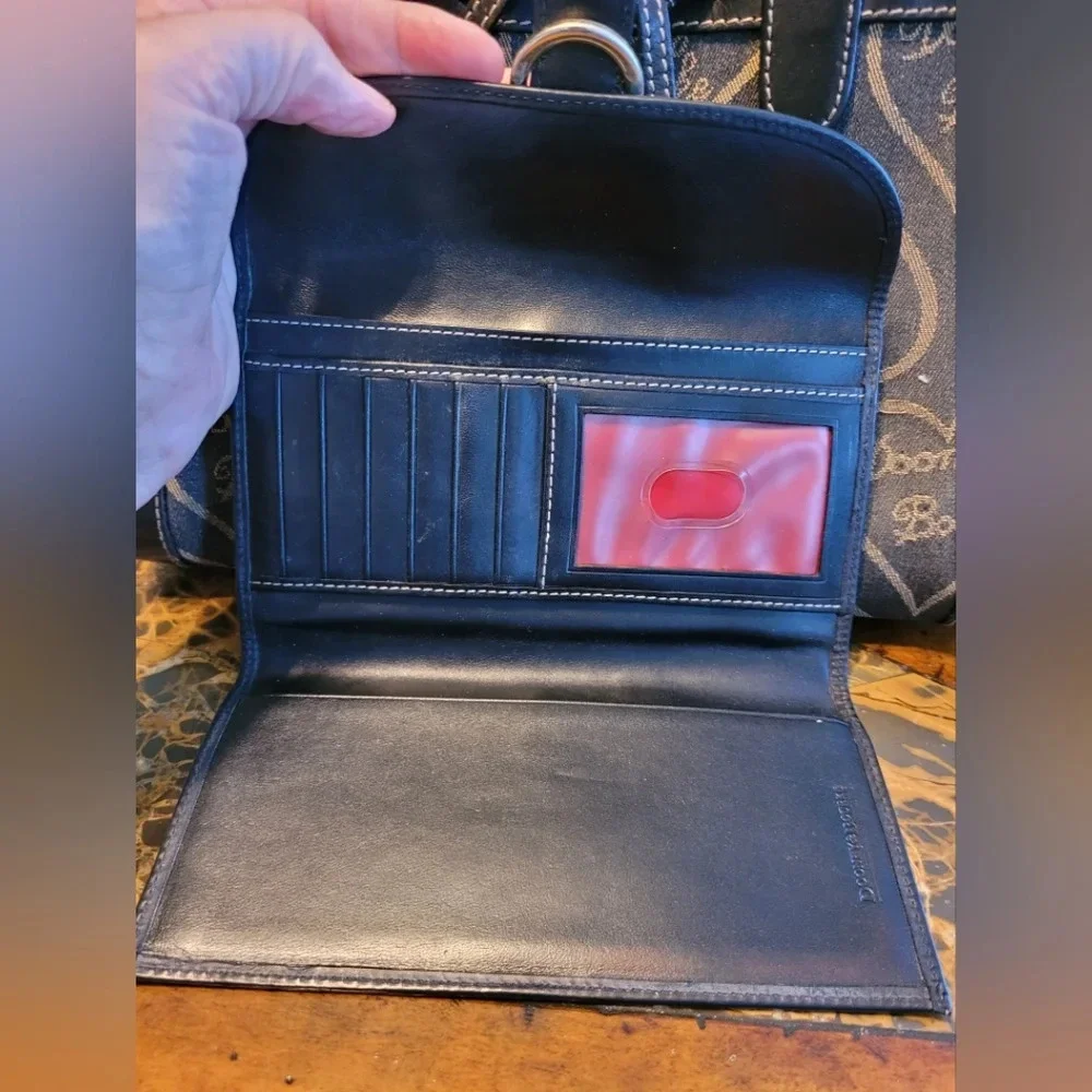 Dooney & Bourke 5 pieces - Picture 16 of 16